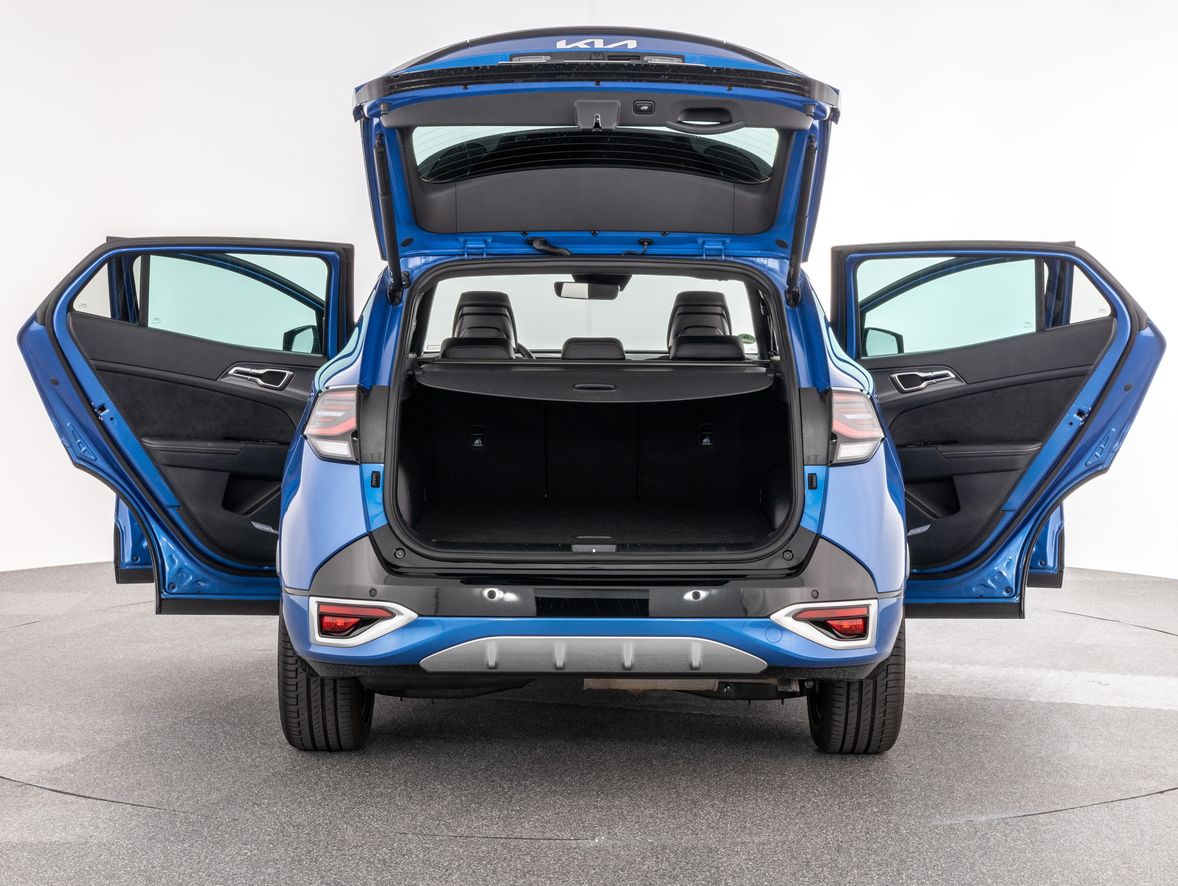 Kia Sportage (boot and doors open)