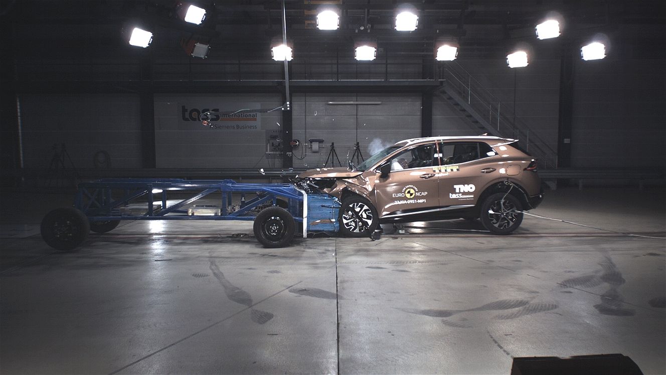 Kia Sportage car in crash test